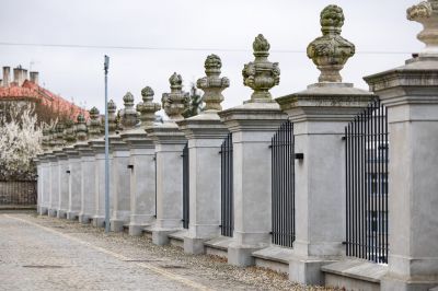 Widok ogrodzenia po przywr&oacute;ceniu wszystkich wazon&oacute;w. Fot. Grzegorz Bukała UM Rzesz&oacute;w